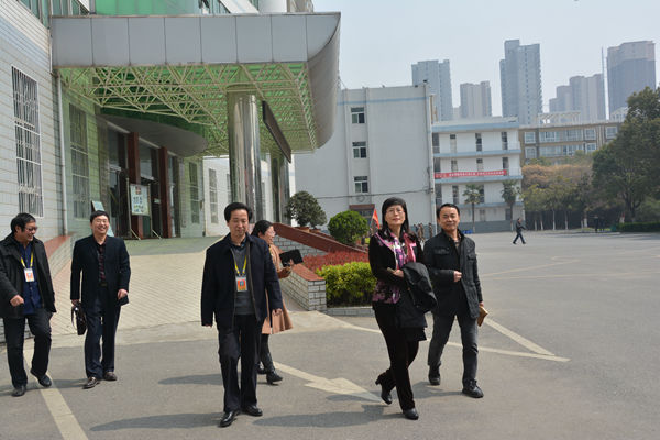 葛局长一行在李俊伟校长的陪同下参观校园 葛局长一行在李俊伟校长的陪同下参观校园