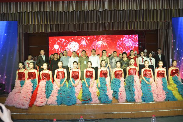 参会领导与演出师生合影